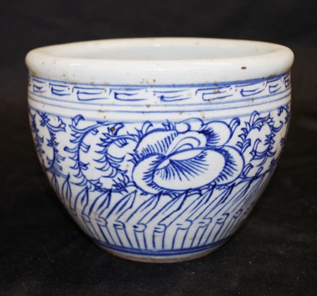 Chinese Qing dynasty blue and white jardiniere - Image 5 of 5