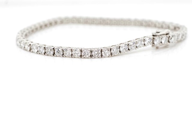 6.62ct diamond and 18ct white gold tennis bracelet - Image 3 of 5