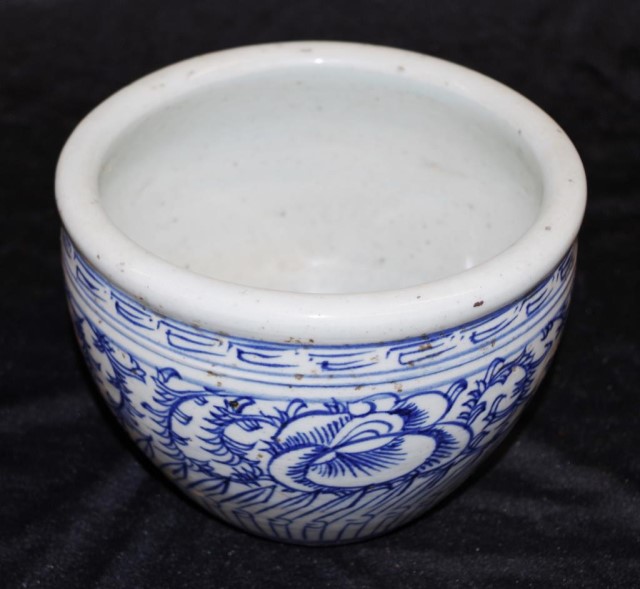 Chinese Qing dynasty blue and white jardiniere - Image 2 of 5