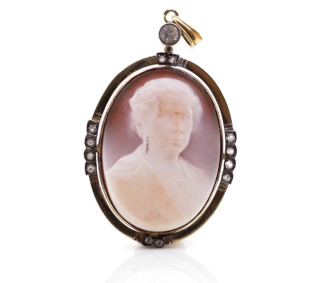 Antique carved cameo and 14ct yellow gold pendant