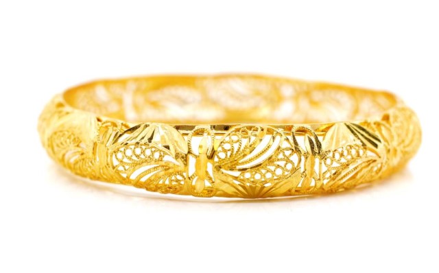 Yellow gold filigree bangle - Image 2 of 4