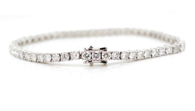 6.62ct diamond and 18ct white gold tennis bracelet - Image 2 of 5