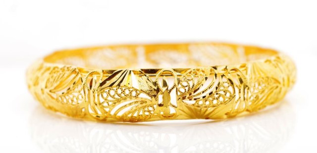 Yellow gold filigree bangle - Image 4 of 4