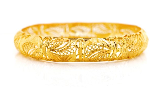 Yellow gold filigree bangle