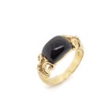Onyx and 9ct yellow gold ring