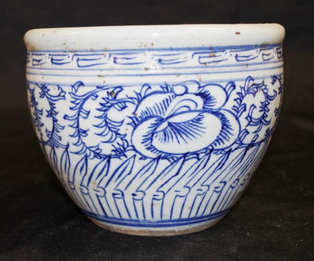 Chinese Qing dynasty blue and white jardiniere