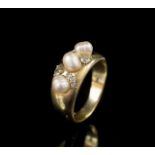 Pearl, diamond and sapphire set yellow gold ring