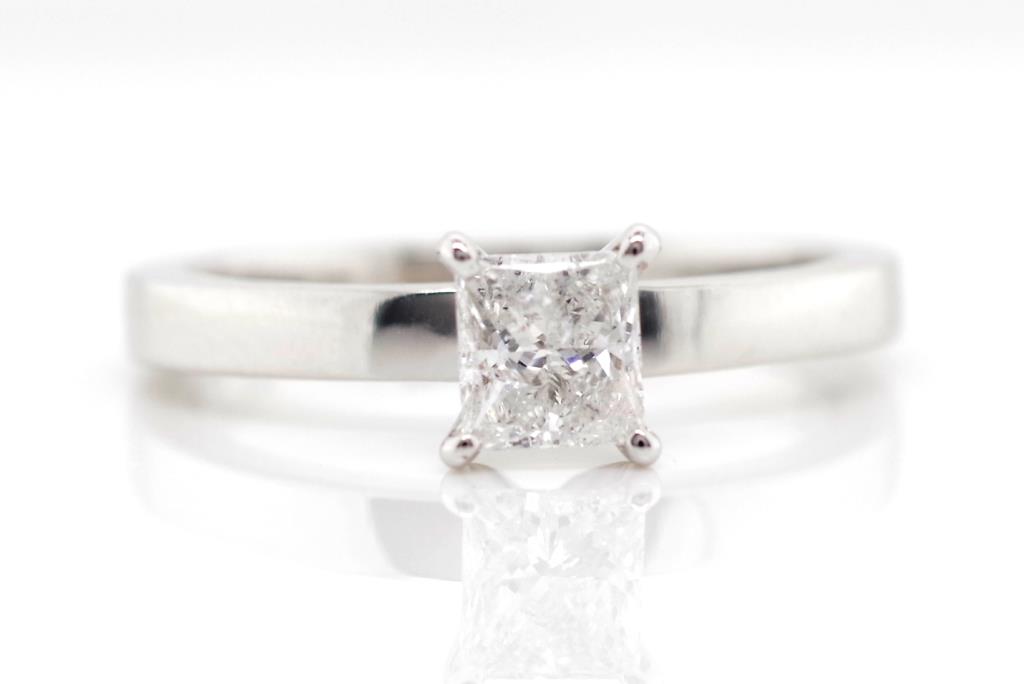 Princess cut diamond and 18ct white gold ring - Image 2 of 4