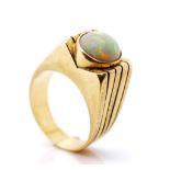 Opal and 18ct yellow gold ring