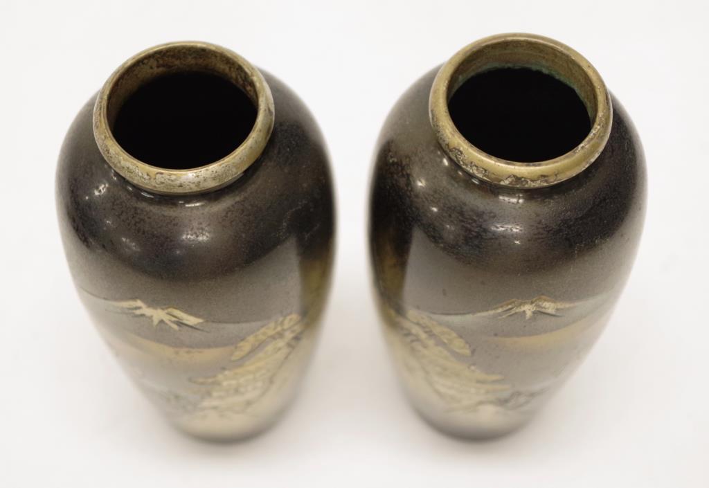 Pair Japanese Damascene decorated vases - Image 2 of 4