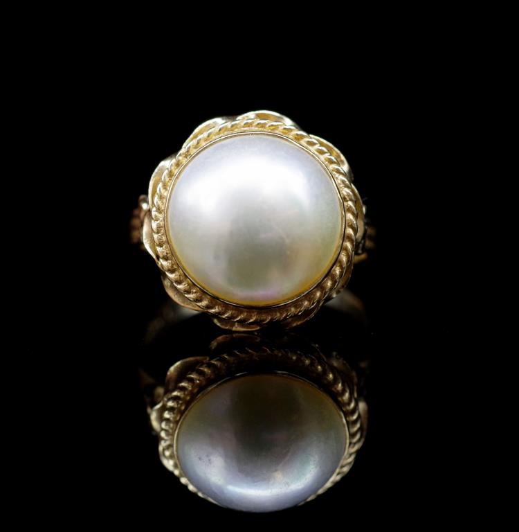 Mabe pearl and 14ct yellow gold ring