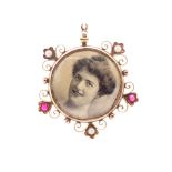 Edwardian 9ct yellow gold picture pendant
