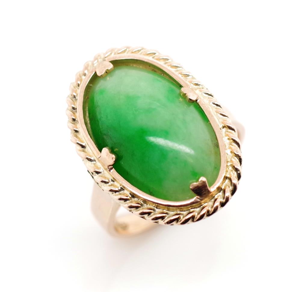 Vintage jade set 9ct rose gold ring