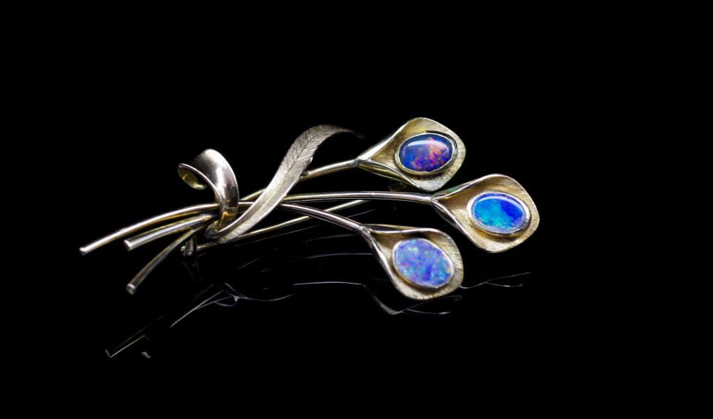 Opal and 14ct yellow gold brooch