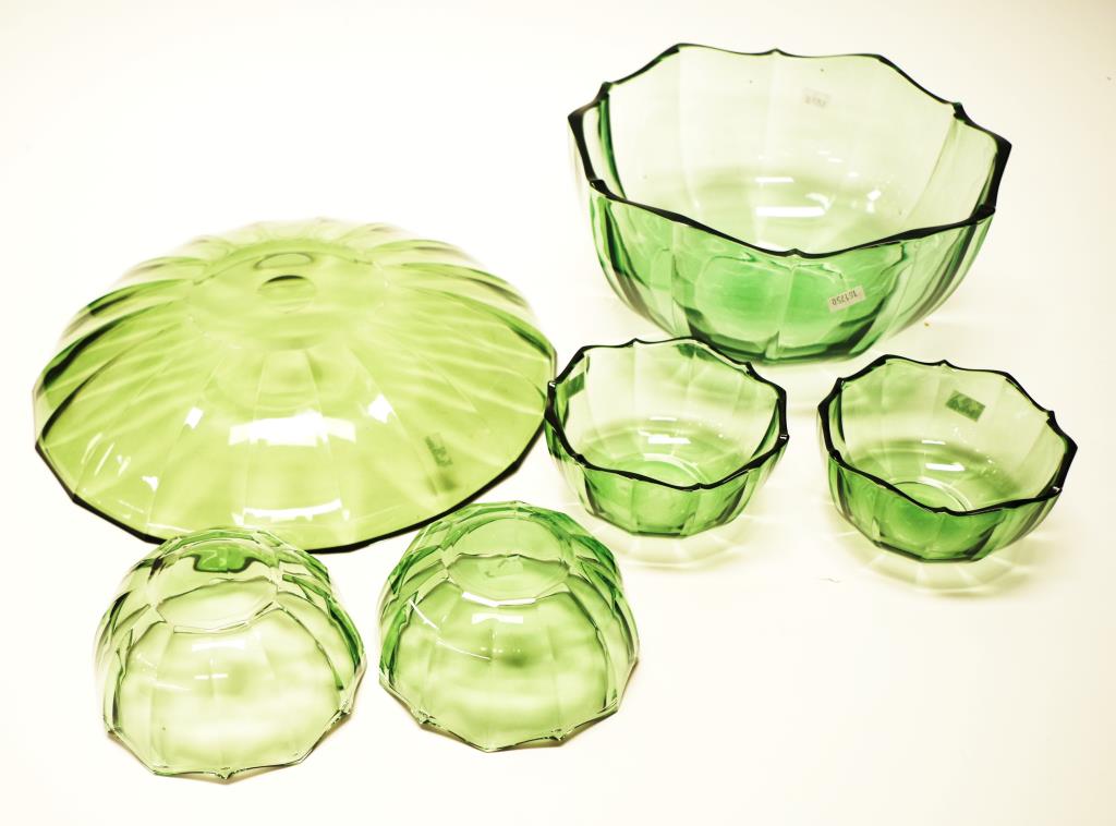 Six Villeroy & Boch green glass serving bowls - Image 4 of 4