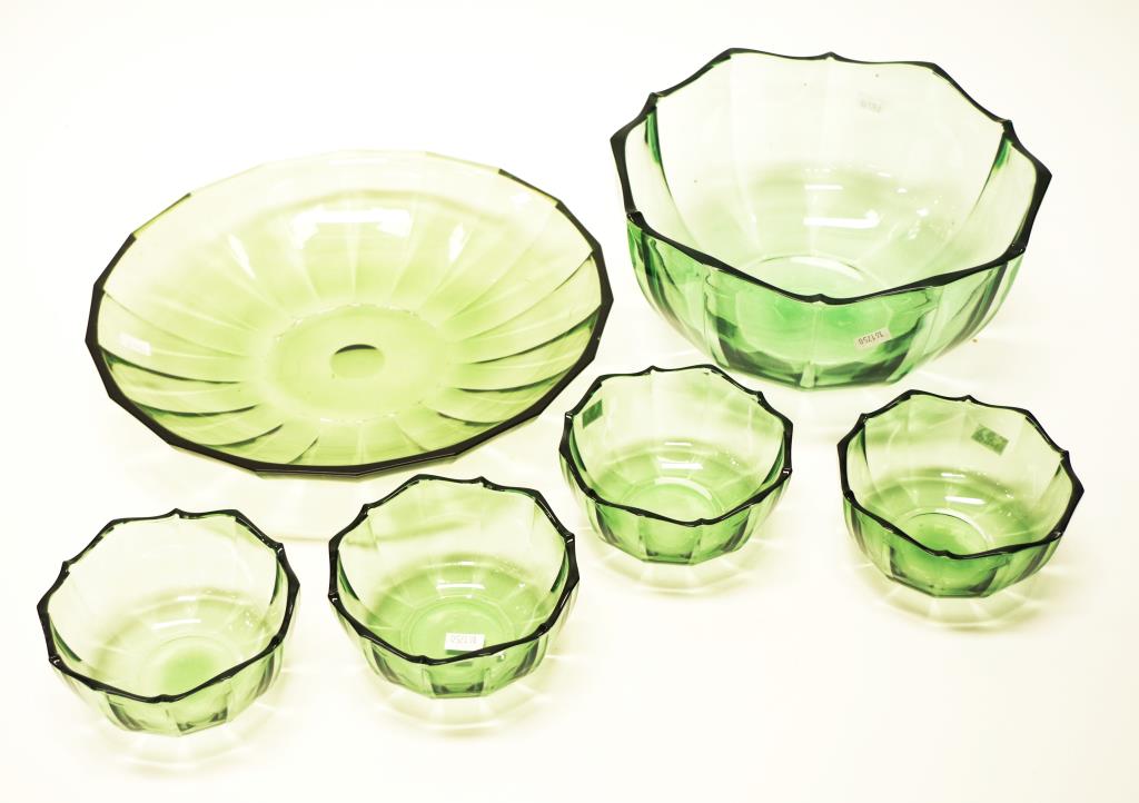 Six Villeroy & Boch green glass serving bowls - Image 2 of 4