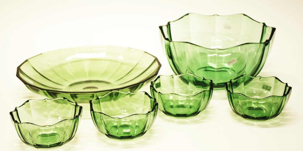 Six Villeroy & Boch green glass serving bowls