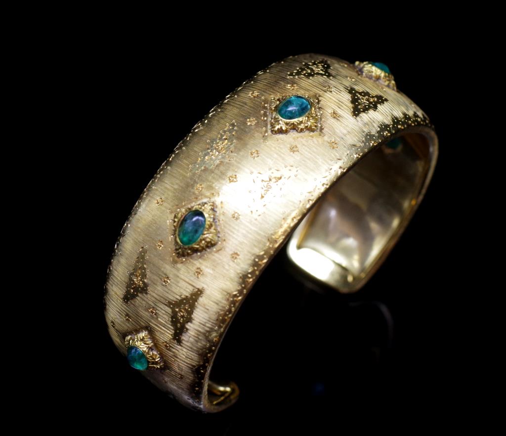 Emerald and 18ct yellow gold cuff bangle - Image 5 of 6