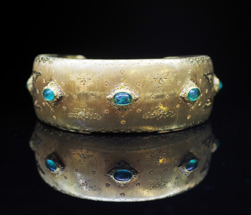Emerald and 18ct yellow gold cuff bangle