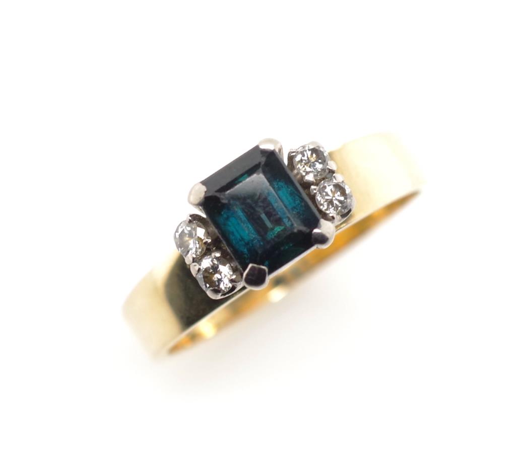 Spinel and diamond set 18ct white gold ring