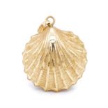 Rose gold scallop shell pendant