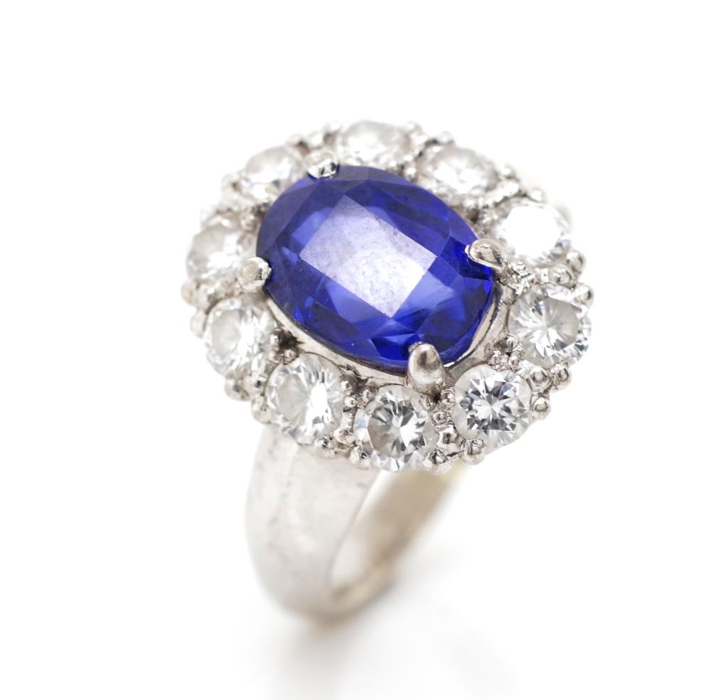 Sapphire and diamond cluster ring - Image 4 of 5