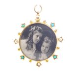 A good antique 15ct yellow gold photo locket