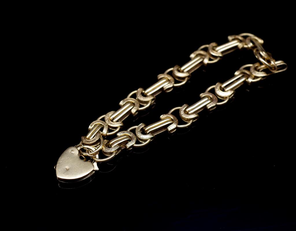 Fancy link 9ct yellow gold bracelet and heart - Image 3 of 4