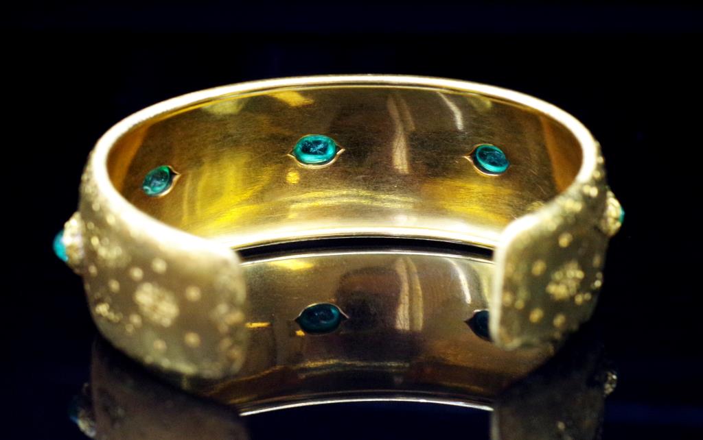 Emerald and 18ct yellow gold cuff bangle - Image 4 of 6