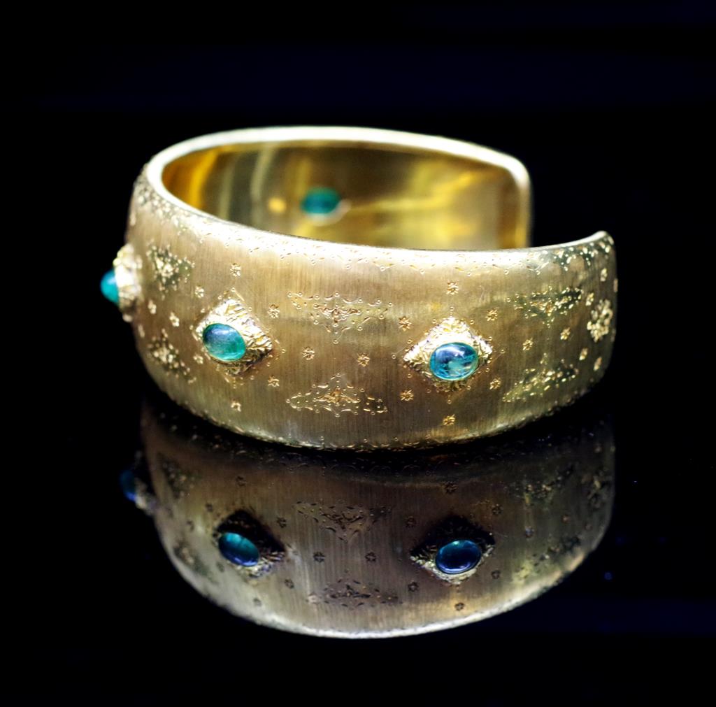 Emerald and 18ct yellow gold cuff bangle - Image 3 of 6
