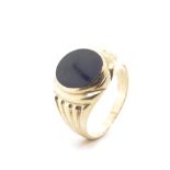 Onyx and 9ct yellow gold ring