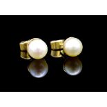 Pearl and yellow gold stud earrings