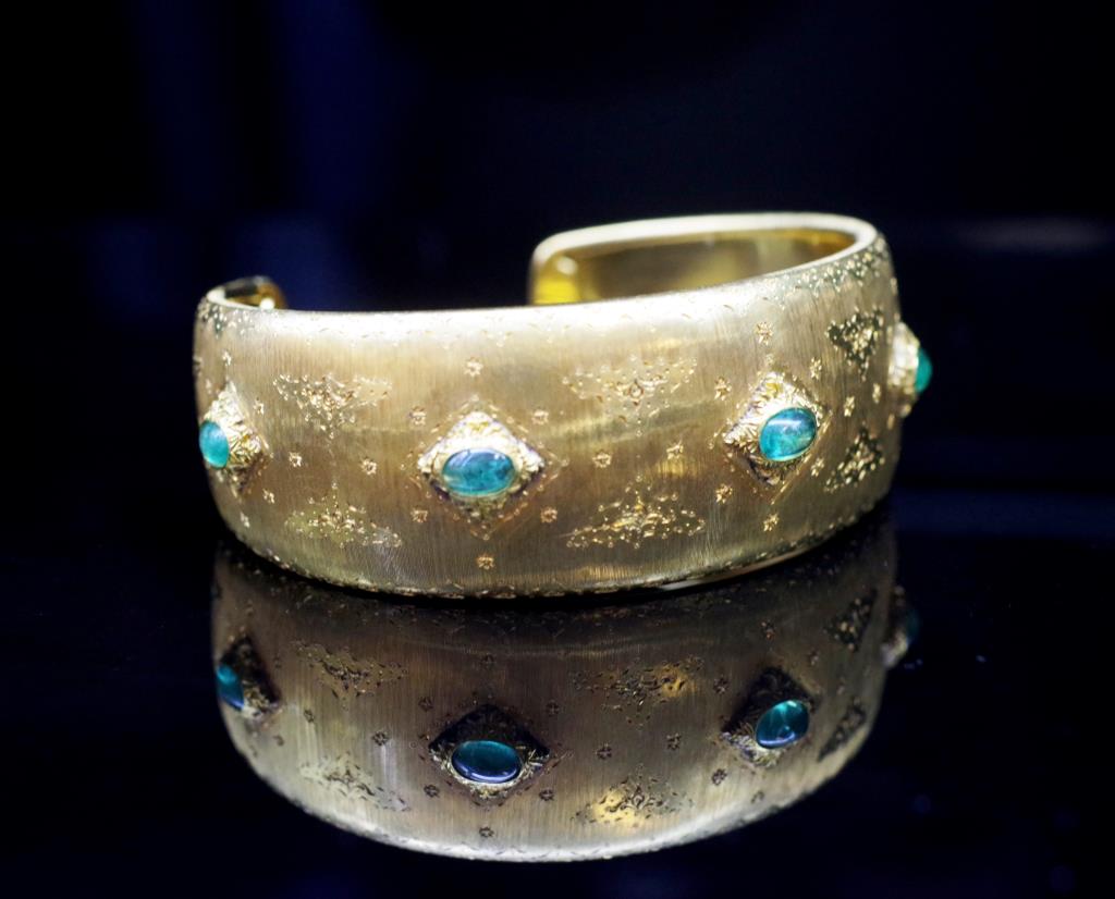 Emerald and 18ct yellow gold cuff bangle - Image 2 of 6