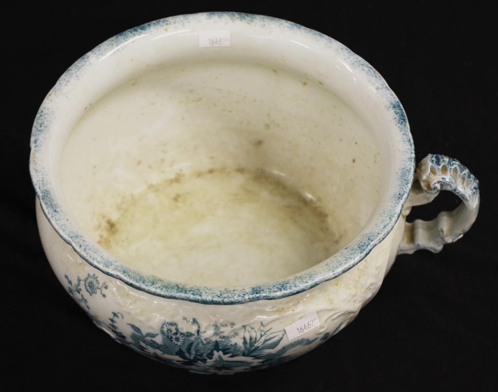 Early English blue & white chamber pot - Image 2 of 4