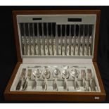 Timber cased Oneida silver plate cutlery set for 8