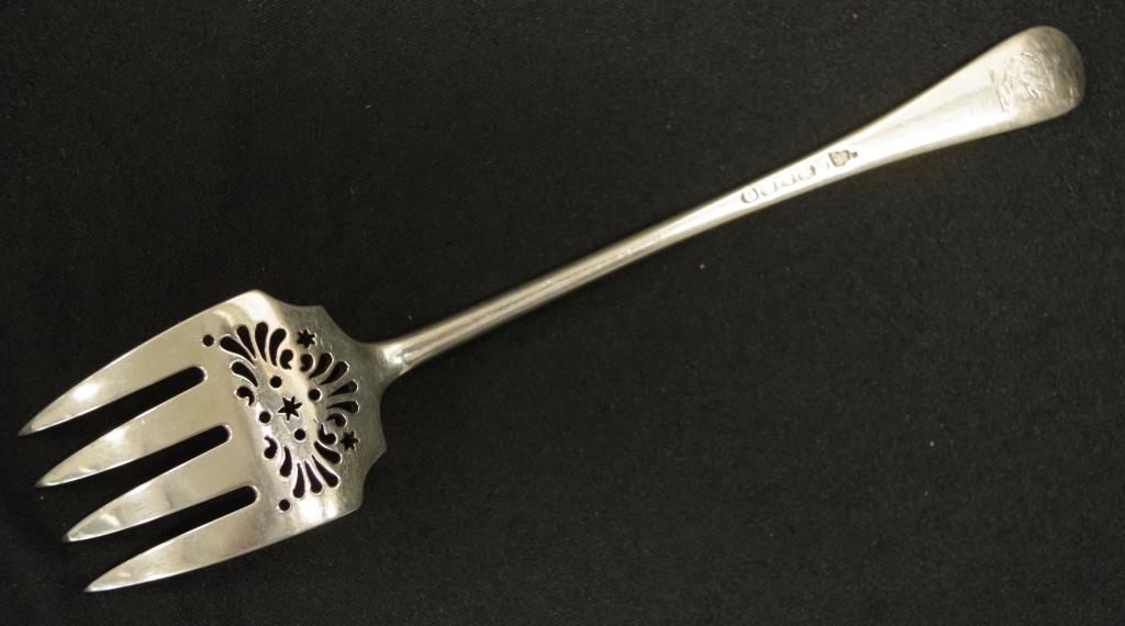 Victorian sterling silver serving fork - Image 2 of 3