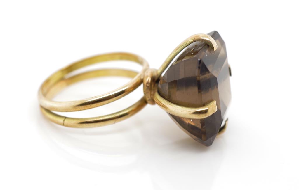 Smoky quartz and yellow gold dress ring - Image 2 of 3