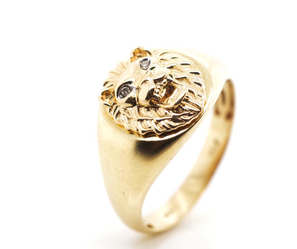 9ct yellow gold lion signet ring - Image 2 of 3