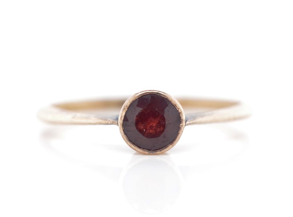 Early 20th C. garnet and 9ct yellow gold ring