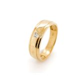 Solitaire diamond and 10ct yellow gold band