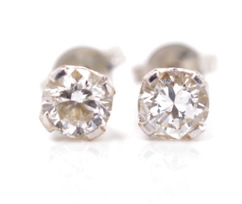 Diamond and white gold stud earrings - Image 2 of 3