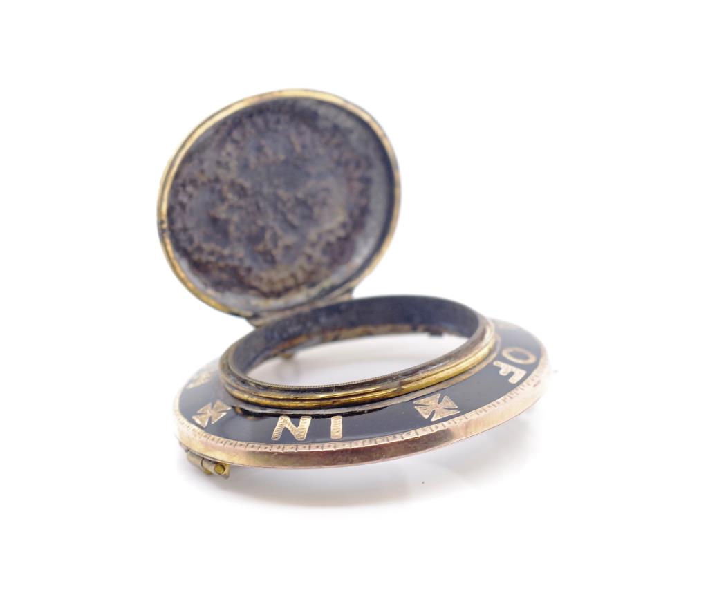 Victorian enamel and gilt metal mourning brooch - Image 2 of 3