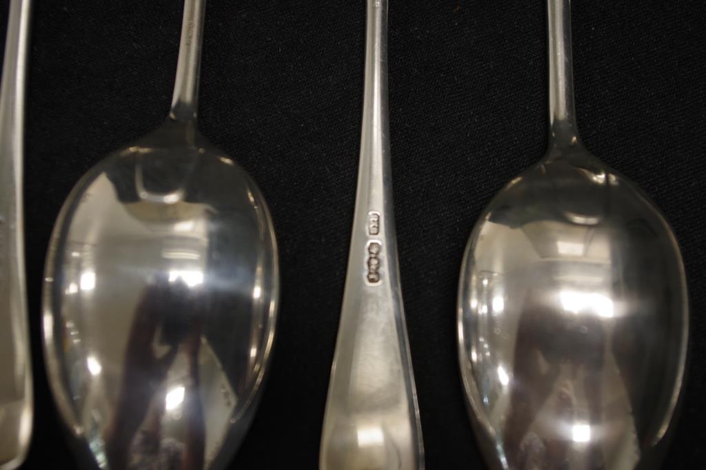 Set five George V sterling silver dessert spoons - Image 3 of 3