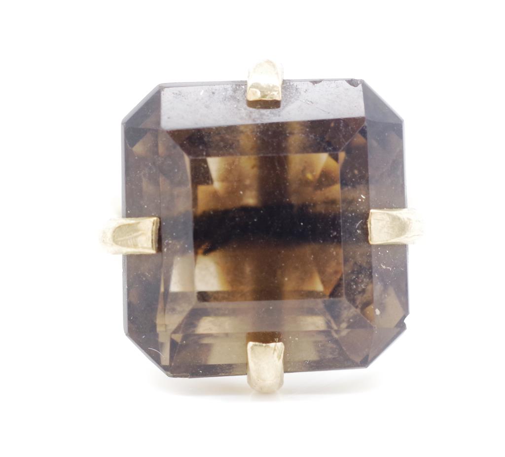 Smoky quartz and yellow gold dress ring