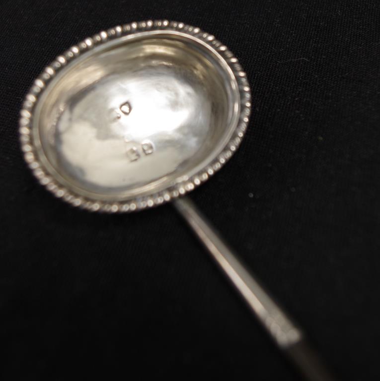 Georgian sterling silver toddy ladle - Image 2 of 3