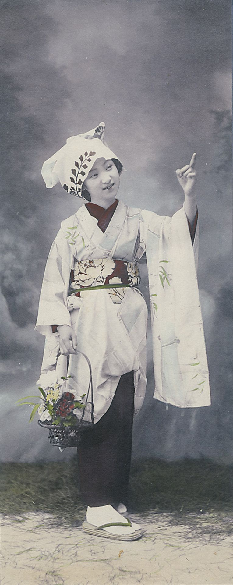 Japan: Portraits of women in traditional dressPhotographer unknown. Portraits of Japanese women in - Bild 3 aus 3