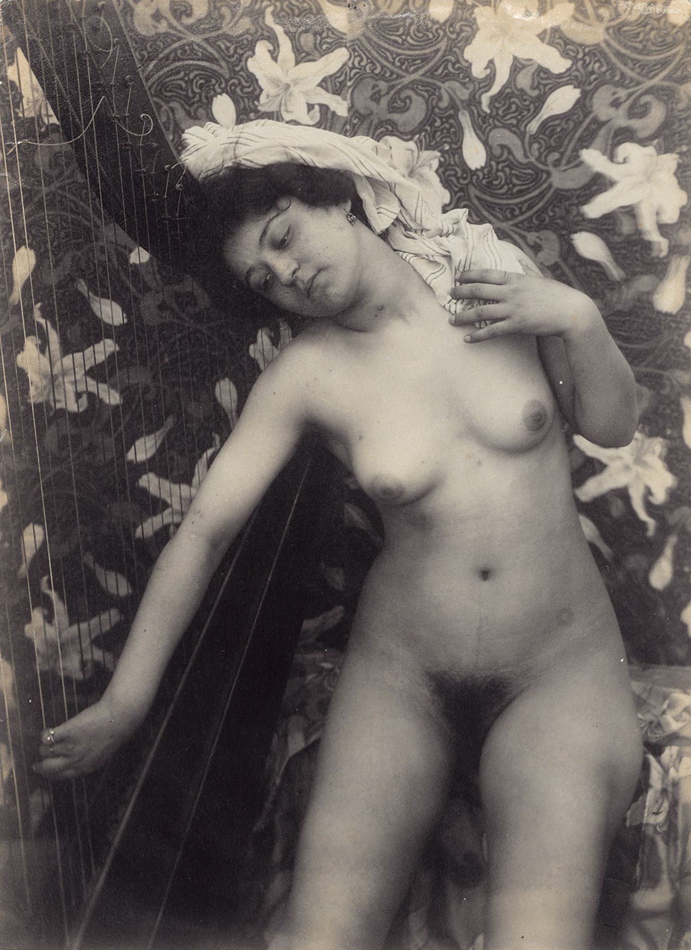 Galdi, Vincenzo: Female nudeFemale nude. Circa 1911/12. Albumen print. 22,6 x 16,7 cm. Number 2686