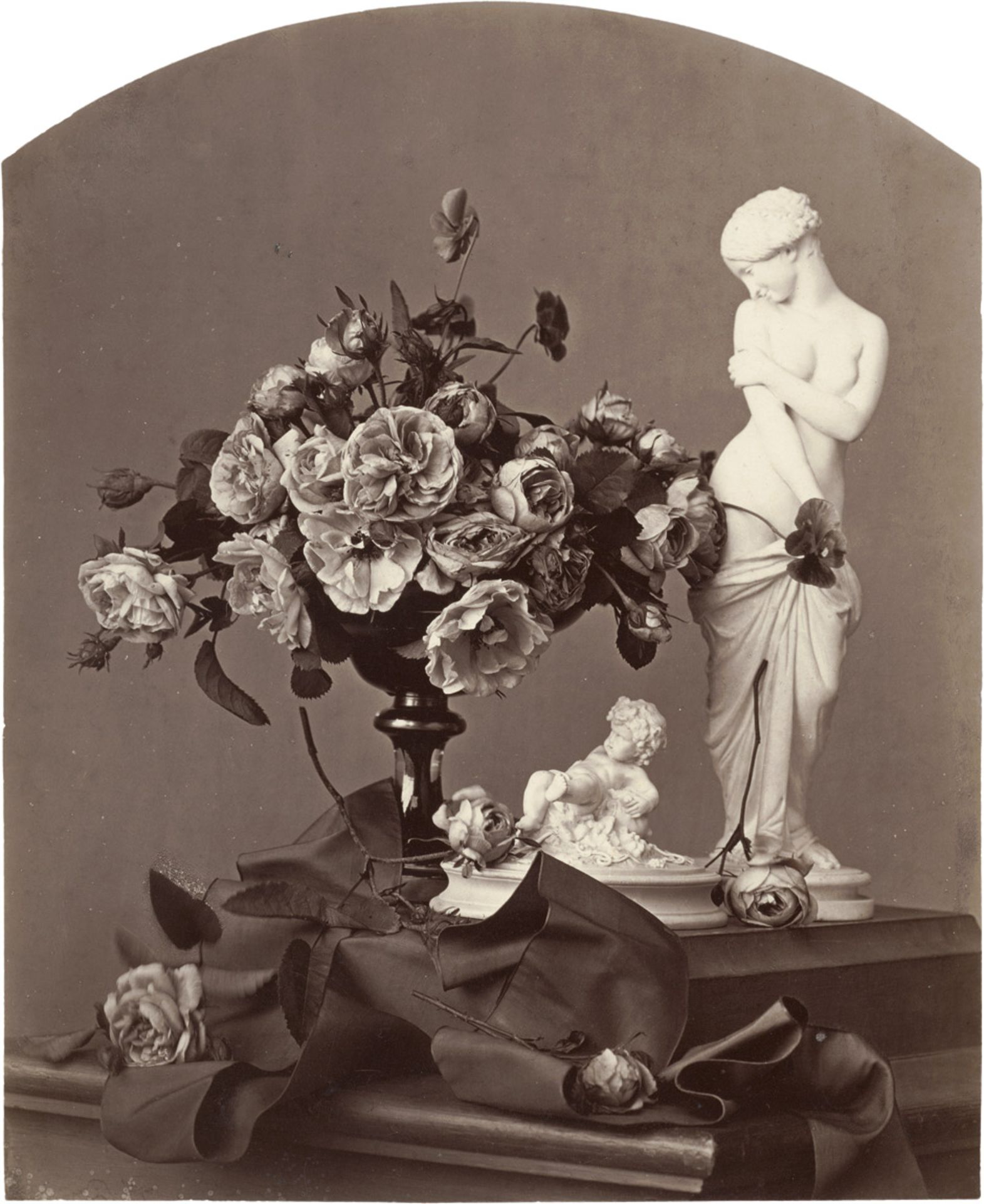 Küss, Ferdinand: Still life with flowers and statuettesStill life with rose bouquet and