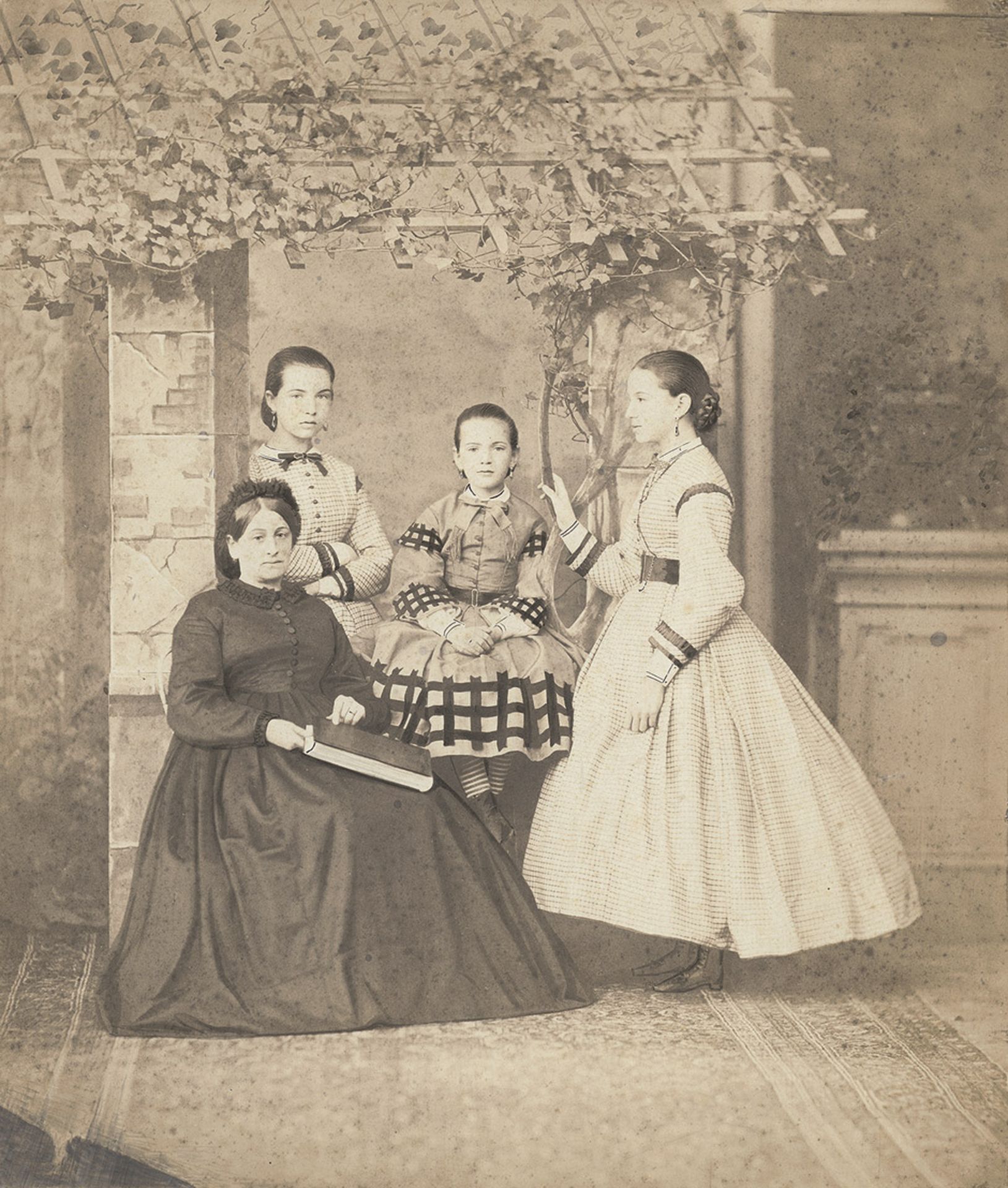 Unknown Photographer: Studio portrait of a Russian mother and her three daughtersStudio portrait