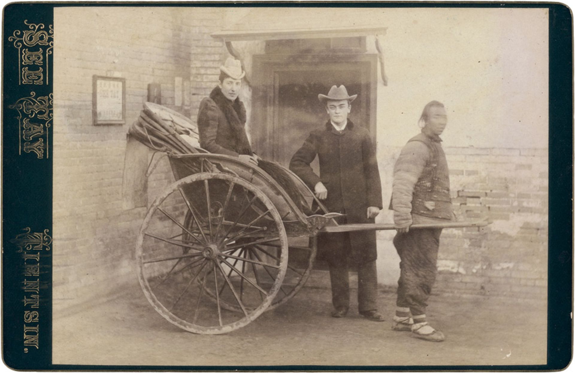 Shitai, Liang: Portrait of a European woman; European woman in rickshaw outside SeeTay's studio. - Bild 2 aus 2